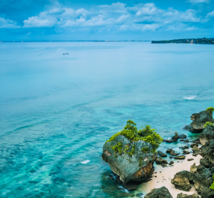 Unber&uuml;hrter Strandabschnitt mit blauem Meer auf Bali. 