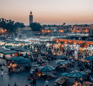 Blick auf den Platz Djemaa el Fna in der Medina von Marrakesch