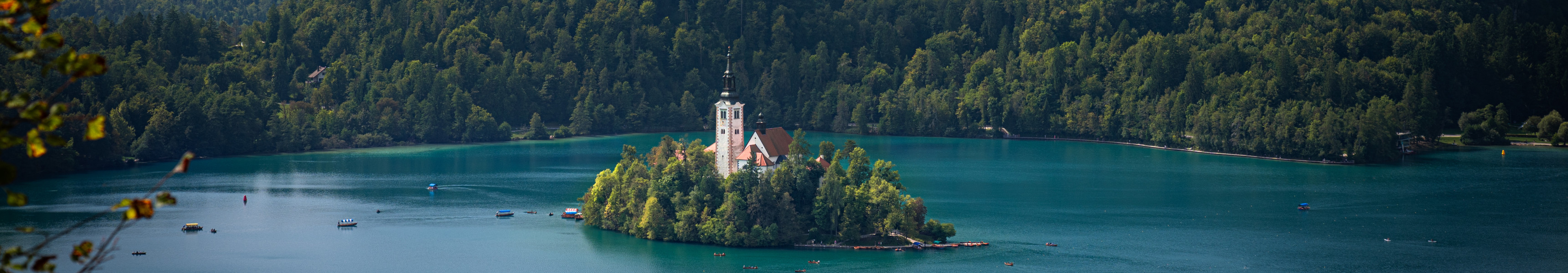 Panoramablick über den gesamten Bleder See mit der Alpenkulisse und der Inselkirche in Slowenien