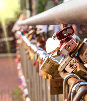 Viele bunte Schl&ouml;sser an einer Br&uuml;cke