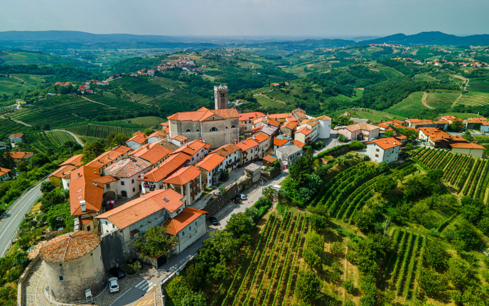 Ortsbild von Šmartno und Weinberge in der slowenischen Region Goriška Brda