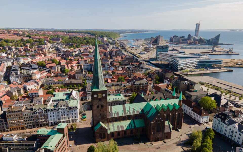 Drohnenaufnahme Aarhuser Dom (Domkirke) in Aarhus